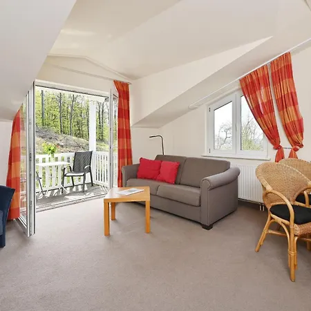 Ferienwohnung-12-fuer-6-personen-strandnah-in-sellin-auf-ruegen-villa-celia-wlan-sauna *